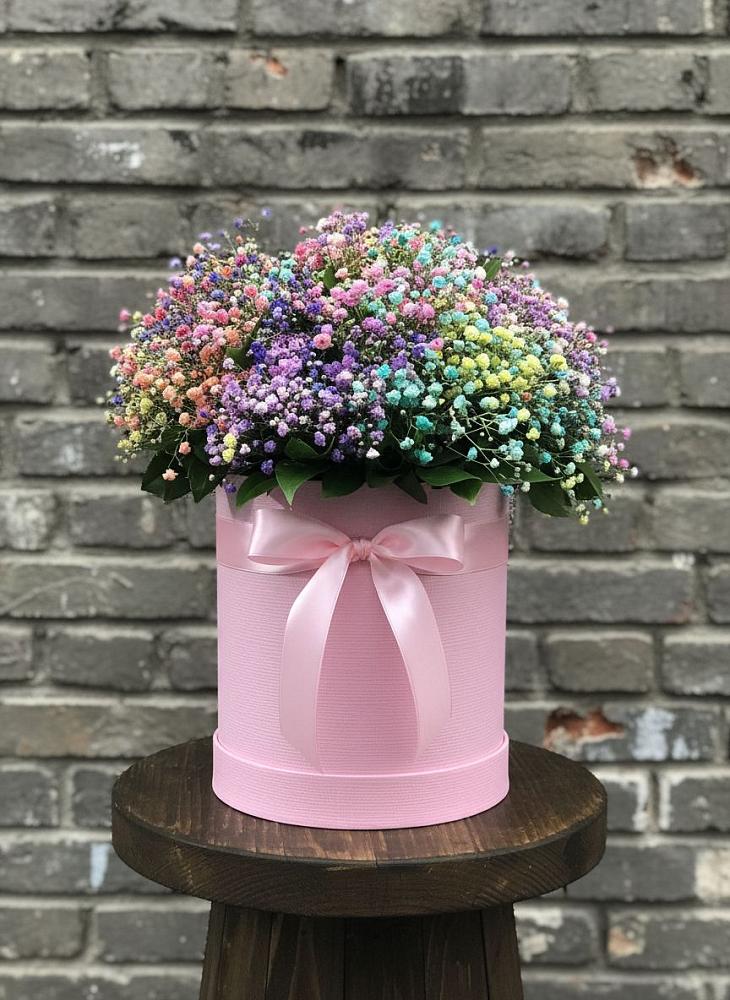 Цветочная композиция из Гипсофила и Розы в шляпной коробке в Озерске