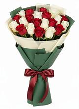Букет Микс из красных и белых роз в Озерске