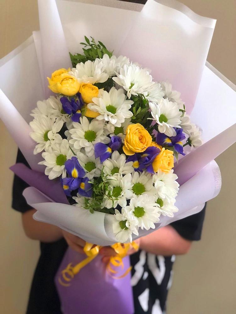 Букет цветов из: Ирисы, Хризантемы и Розы в Озерске