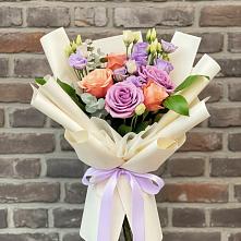 Букет цветов из:  Лизиантусы и Розы в Озерске