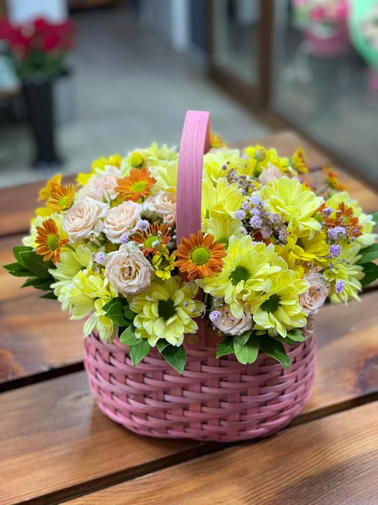 Цветочная композиция из Хризантемы и Розы в корзине в Озерске