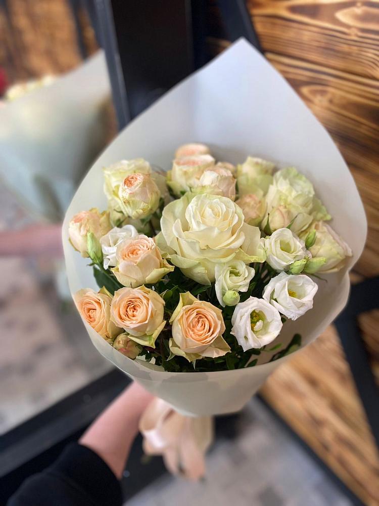 Букет цветов из: Розы и Лизиантусы в Озерске